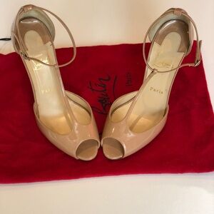 Christian Louboutin Senora patent leather heels in Nude. Size IT 38